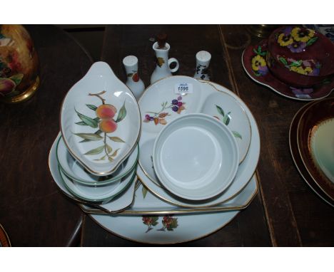 A Royal Worcester ''Evesham'' oven to tableware including large oval meat platter, large oblong dish, pie dish, souffle dish,