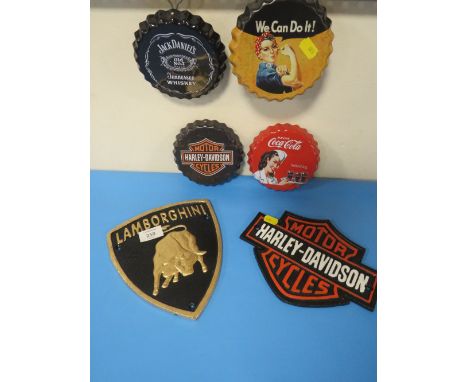 A REPRODUCTION CAST METAL LAMBORGHINI PLAQUE TOGETHER WITH A HARLEY DAVIDSON EXAMPLE AND FOUR NOVELTY ADVERTISING BOTTLE CAPS