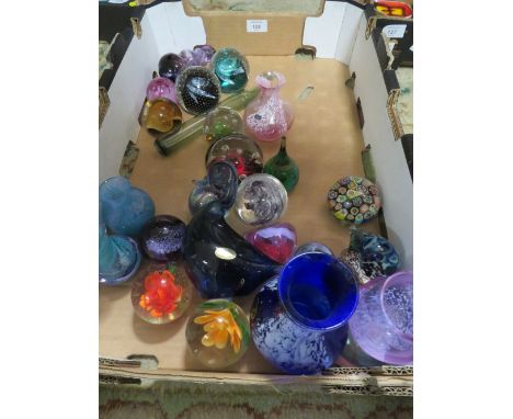 A TRAY OF ASSORTED GLASS WARE TO INCLUDE PAPER WEIGHTS TO INCLUDE CAITHNESS EXAMPLES 