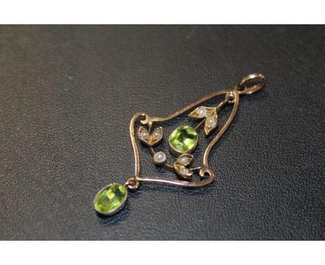 A EDWARDIAN STYLE 9CT GOLD PERIDOT AND SEED PEARL PENDANT approx weight 2.2g