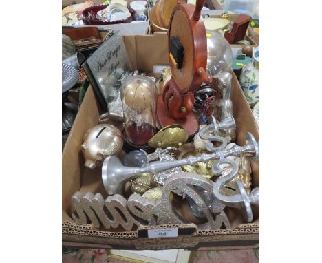 A TRAY OF MODERN DECORATIVE ITEMS TO INCLUDE A SHIPS WHEEL CLOCK 