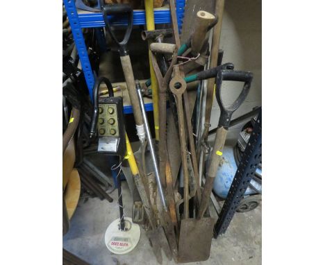 A SELECTION OF GARDEN TOOLS TO INCLUDE A METAL DETECTOR