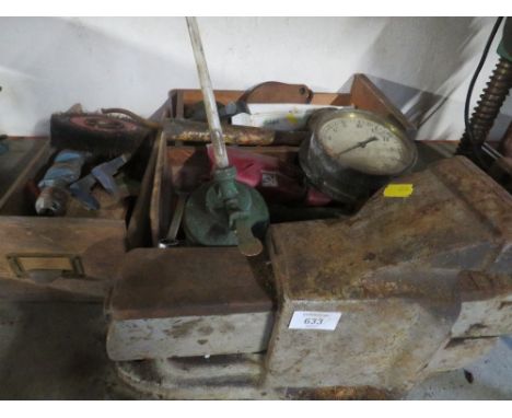 A SELECTION OF TOOLS AND AN ENGINEERS VICE