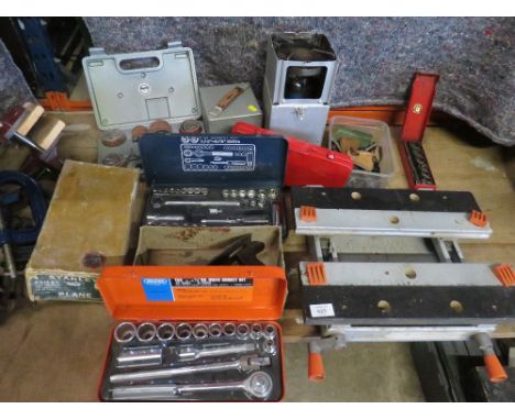 A SELECTION OF TOOLS TO INCLUDE A DRAPER SOCKET SET AND A STANLEY PLANE