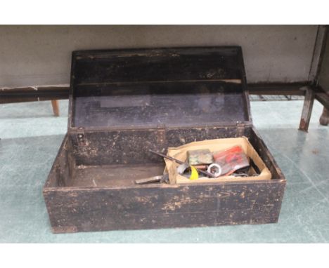 Vintage toolbox to include small quantity of fixing tools etc 
