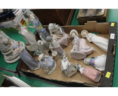 Box of 12 Nao figurines 