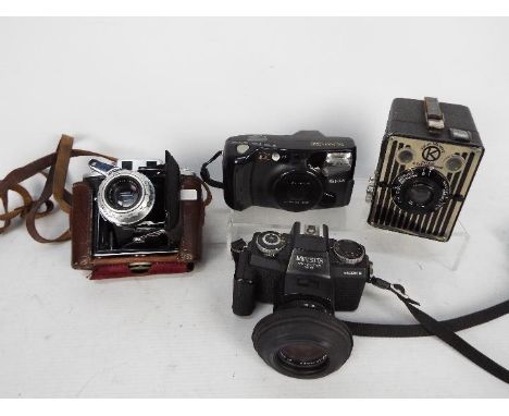 Photography - Lot to include a Minolta 110 Zoom SLR camera, a Fuji DL-1000 Zoom, a Ross Ensign Autorange 16 - 20 and similar.