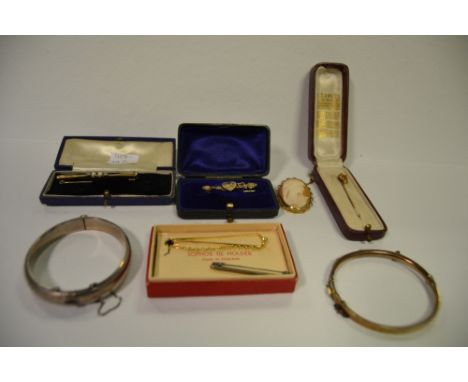 A 9ct gold sweetheart brooch;  a cameo brooch;  a silver hinged bangle;  a stick pin, cased;  a 9ct gold and silver tie pin; 