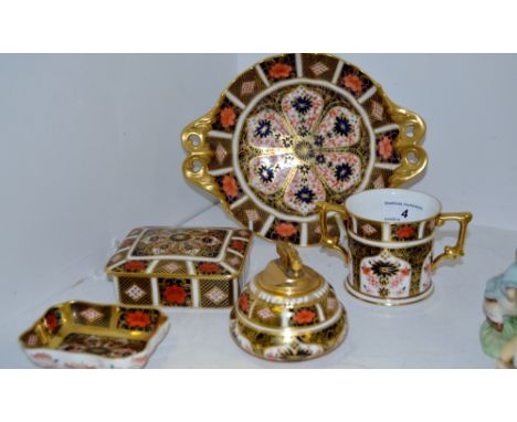 A Royal Crown Derby 1128 pattern trinket box and cover; a loving cup; table cigarette lighter; pin dish; a comport