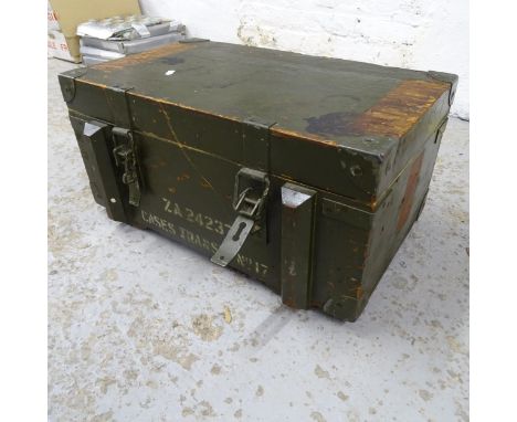 A green painted military storage trunk. 60x30x38cm 