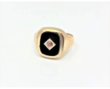 A 9ct gold and black onyx Gentleman's ring, 5.4g, size R/S.