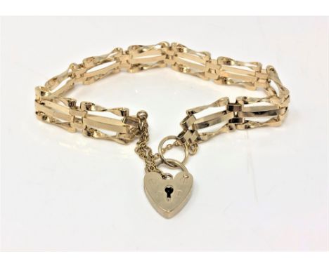 A yellow metal gate bracelet, 9.6g.
