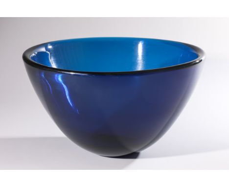 Sven Palmqvist, Expo SchaleSven PalmqvistOrrefors Glasbruk AB., OrreforsExpo Schale. 1957. Blaues Glas. H. 19,5 cm. Dm. 34 cm