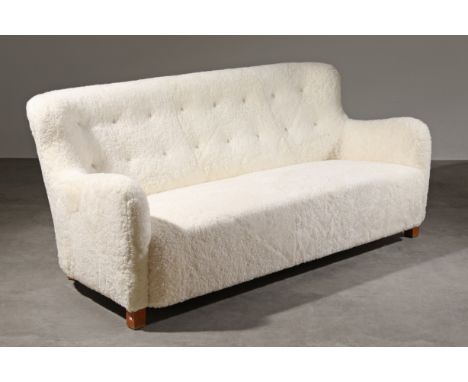 A. J. Iversen, Lounge Sofa in SchafsfellA. J. IversenDesign 1937, production 1930/40sLounge Sofa. Entwurf 1937, Produktion 19
