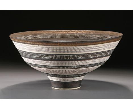 Lucie Rie*, Sgraffito-Schale, 1968-1972Lucie Rie*1968-72Lucie Rie, Sgraffito-Schale, 1968-1972. Porzellan. Mündungsrand innen