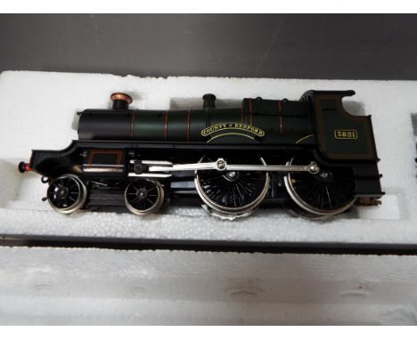 Hornby - A boxed Hornby OO gauge R392 4-4-0 County Class Steam Locomotive and tender Op.No.3821 'County of Bedford' in green 