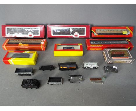 Hornby, Dapol - A collection of predominately boxed OO gauge model railway passenger and freight rolling stock. Items include