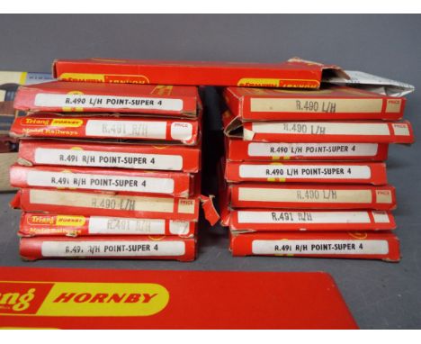 Triang Hornby - 19 sets of Triang Hornby OO Gauge model railway points. Lot includes R491 R/H point -Super 4; R490 L/H Point-