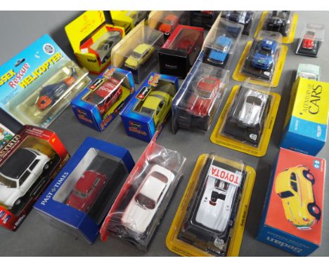Bburago - Grani - Welly - A lot of 25 boxed diecast models in various scales including Grani 1958 Maserati 450 S GP, Del Prad