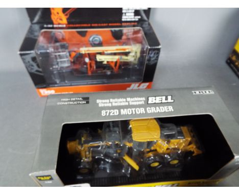 Ertl - JLG - A collection of 6 boxed diecast 1:50 scale construction vehicles including # 16188 Bell 850J dozer, # 15862 John