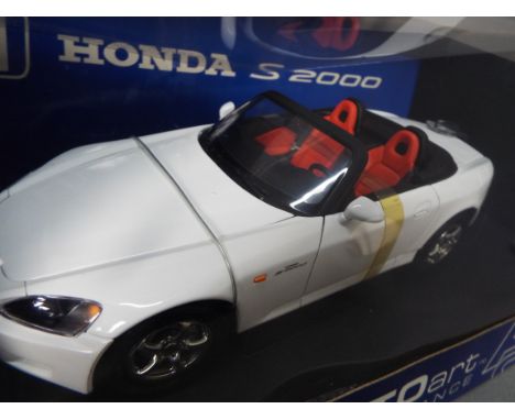 Auto Art - A boxed 1:18 scale Auto art Honda S2000 Roadster, the model appears to be in Mint condition, the box has some mino