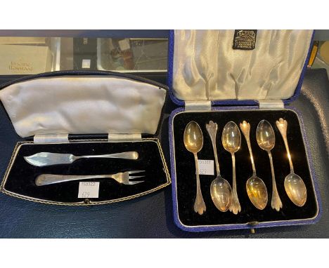 A hallmarked silver set off 6 coffee spoons with trefoil terminals, cased, Sheffield 1939; a cased butter knife and fork, She