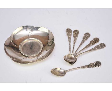 Six Chinese silver spoons, circa 1900Unidentified maker marked YK, the handles cast with chrysanthemum flowers and foliage, 1