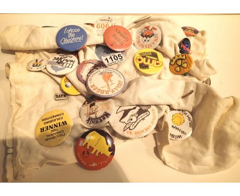 Selection of vintage metal badges to include Snoopy, etc. P&amp;P Group 1 (£14+VAT for the first lot and £1+VAT for subsequen