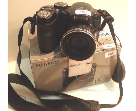 Fujifilm Finepix S2980, 14Mp, 18 x zoom, bridge camera with memory card, requires four AA batteries; working at time of lotti