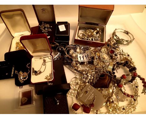 Tray of mixed costume jewellery to include necklaces, bracelets etc. P&amp;P Group 2 (£18+VAT for the first lot and £3+VAT fo