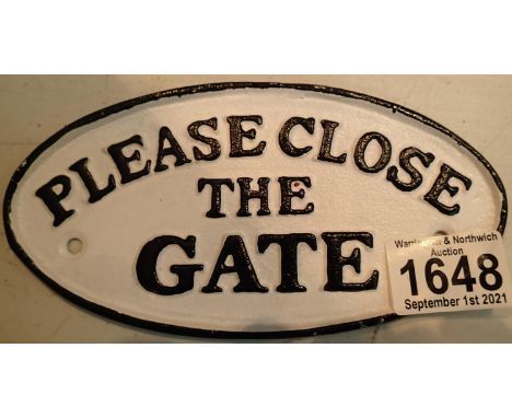 Cast iron Please Close The Gate sign, L: 7 cm. P&amp;P Group 1 (£14+VAT for the first lot and £1+VAT for subsequent lots) 
