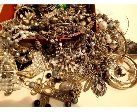 Box of mixed costume jewellery. P&amp;P Group 2 (£18+VAT for the first lot and £3+VAT for subsequent lots) 