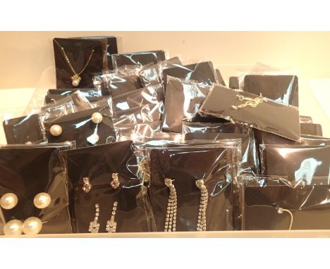 Tray of vintage cased jewellery. P&amp;P Group 1 (£14+VAT for the first lot and £1+VAT for subsequent lots) 