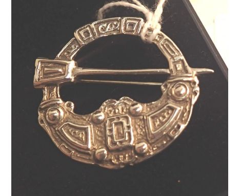 Hallmarked Scottish Edinburgh silver faux pinnacle cloak pin brooch, Hunterston. P&amp;P Group 1 (£14+VAT for the first lot a