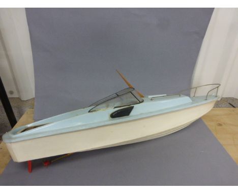 Large model speedboat with engine, approx 92cm in length