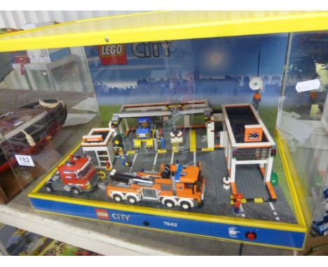 Lego City shop display case 7642 Lego Garage, with light up facility, untested