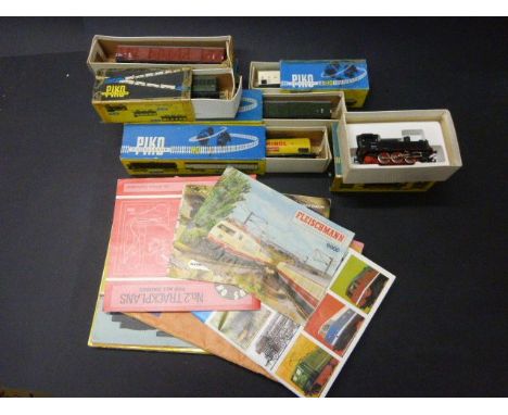 Boxed Piko HO scale model railway to include 5/6300 BR89 Locomotive and five items of rolling stock plus a group of brochures