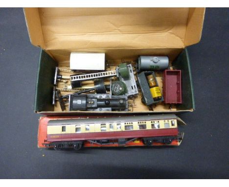 Group of OO gauge model railway to include Triang R52 engine, 5 items of rolling stock etc