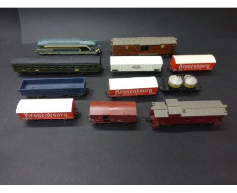 Group of OO / HO gauge model railway to include SNCF Diesel Loco, 9 x items of rolling stock etc to include French Hornby