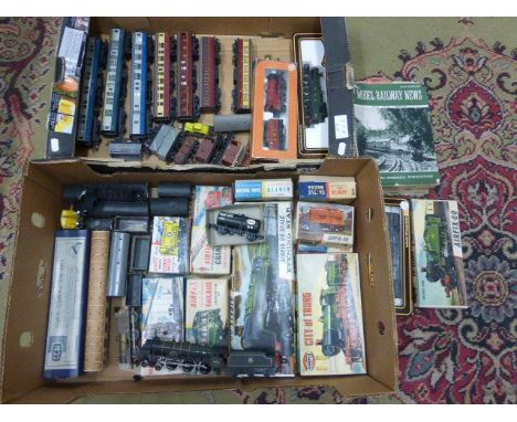 Collection of OO gauge model railway to include boxed Mainline 37038 GWR Locomotive, engine, various rolling stock, 50s Model