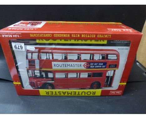 Boxed limited editon Sun Star original Routemaster London Bus RM8-VLT 8, no. 2901, 1:24 scale, with CoA 