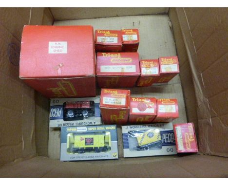 13 Boxed OO gauge accessories to include 8 x Triang wagons & trucks, Triang R61 Signal Box & R76 Engine Shed, Wrenn W5004 'Du