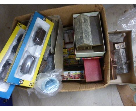 Collection of OO/HO gauge model railway accessories to include trackside scenery, boxed Grafar rolling stock x 2, buildings e