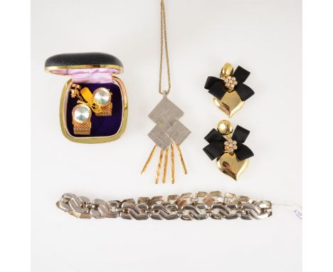 A tray of modern and vintage costume jewellery, a Vera Wang yellow and white metal pendant and chain, giant faux pearl earrin