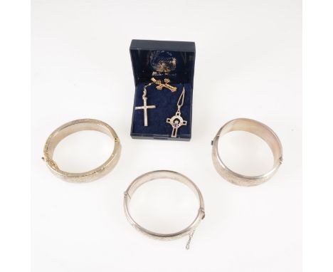 Two silver hollow half hinged bangles 16mm, 23mm, a metal bangle, two pairs of gilt metal cufflinks, a 9 carat yellow gold cr