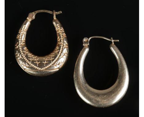 A single 9ct gold hoop earring along with a similar unmarked yellow metal example. Total weight 1.6g.