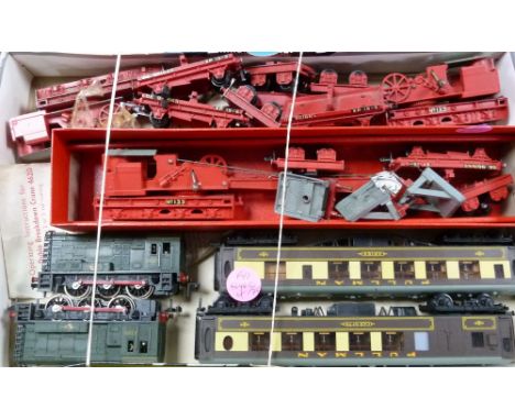 HORNBY DUBLO BOX ONLY FOR 0-6-2 TANK GOODS TRAIN SET No 2016, 2 rail, box fair but with torn corners, together with SUNDRY UN
