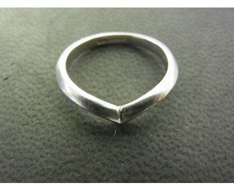 A platinum wishbone ring size K/L - weight approx 4 grams - some usage marks