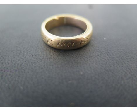 An 18ct yellow gold memorial ring 1851-1927 - ring size K/L - weight approx 7.4 grams