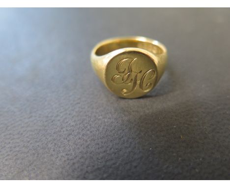 An 18ct yellow gold signet ring size J/K - approx weight 8 grams - some usage marks